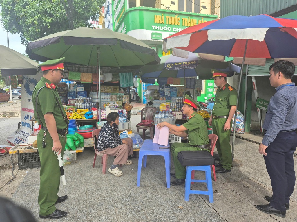 Công an phường Trường Vinh tăng cường tuần tra, kiểm tra, kiên quyết xử lý trường hợp cố tình vi phạm