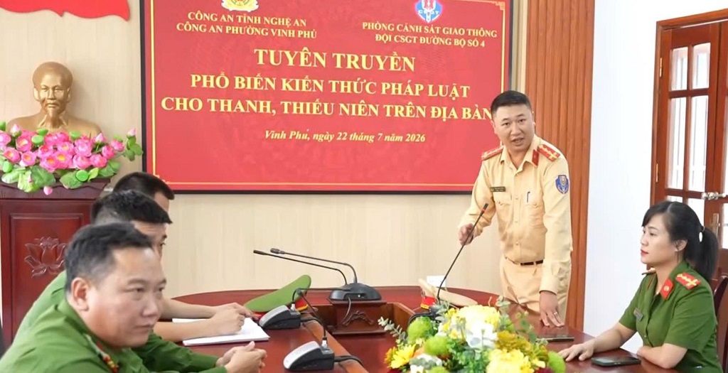 Cán bộ Đội CSGT đường bộ số 4, Phòng CSGT Công an tỉnh tuyên truyền kiến thức pháp luật về an toàn giao thông