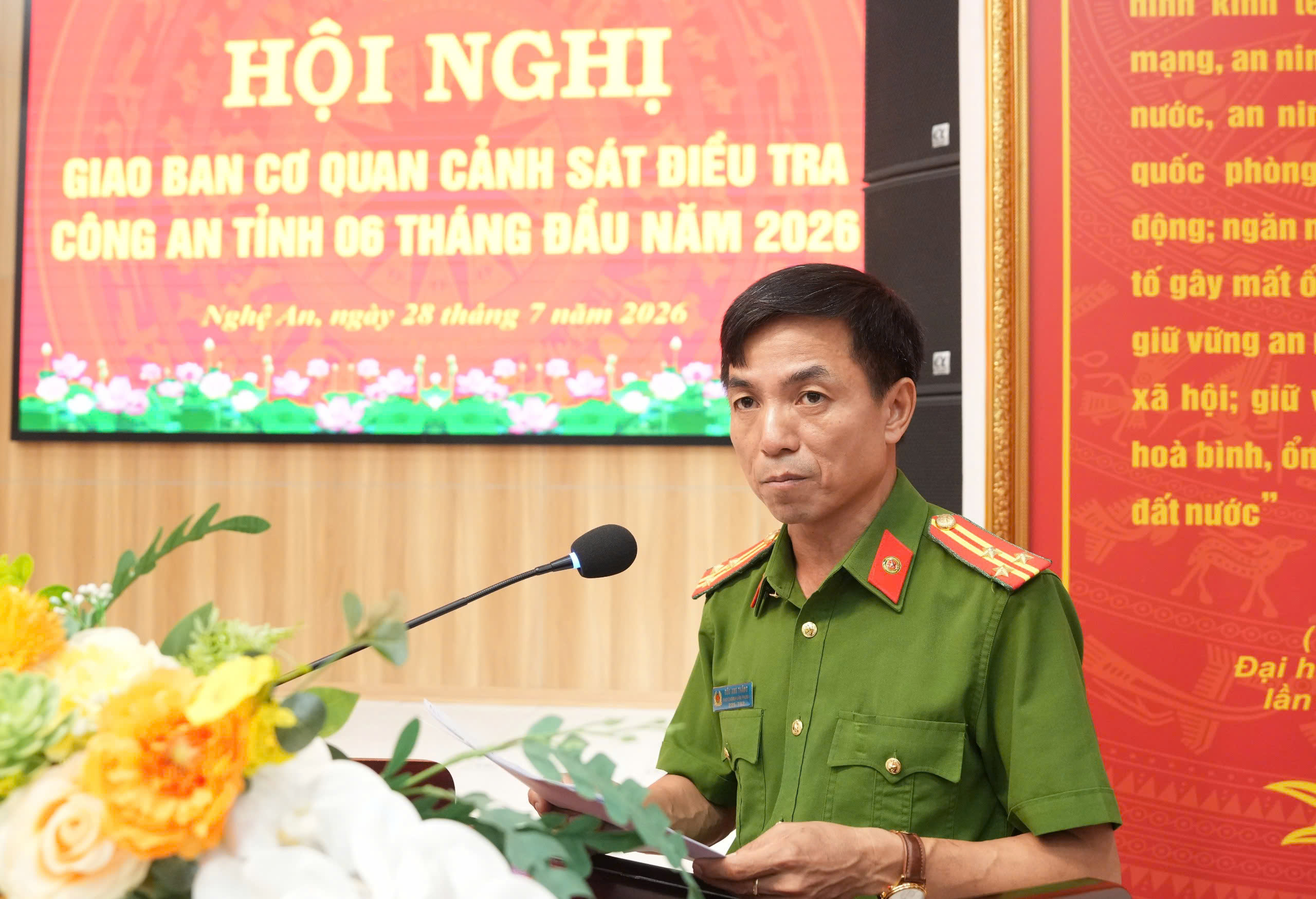 Đại diện Văn phòng Cơ quan CSĐT Công an tỉnh báo cáo kết quả công tác trong 06 tháng đầu năm