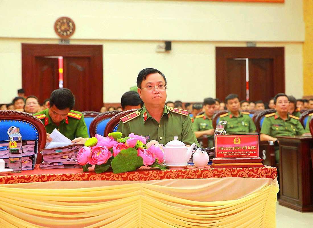 Đồng chí Thiếu tướng Đinh Việt Dũng, Ủy viên Ban Thường vụ Tỉnh ủy, Bí thư Đảng ủy, Giám đốc Công an tỉnh tham dự Hội nghị tại điểm cầu Công an tỉnh Nghệ An