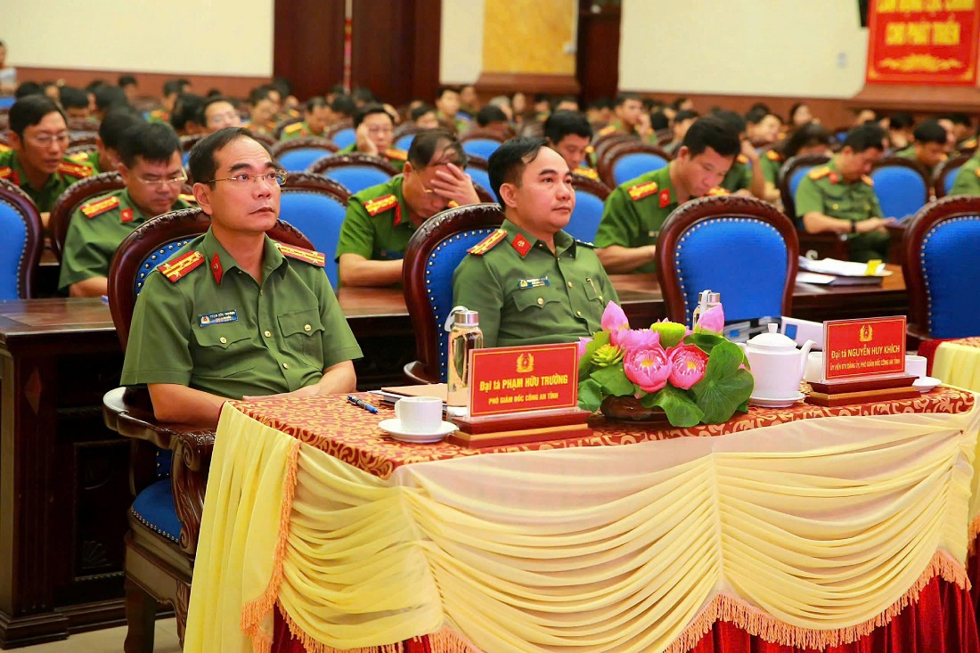 Các đồng chí trong Ban Thường vụ Đảng ủy, Lãnh đạo Công an tỉnh tham dự Hội nghị tại điểm cầu Công an tỉnh Nghệ An