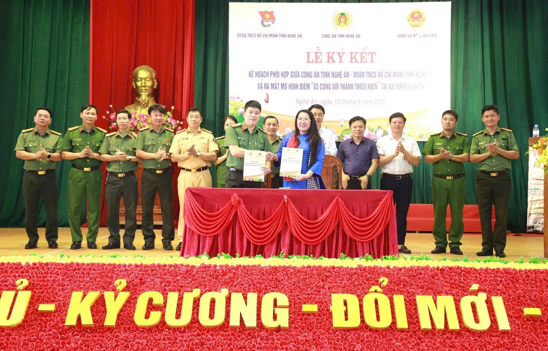 Công an tỉnh và Tỉnh đoàn ký kết kế hoạch phối hợp triển khai mô hình “03 cùng với thanh thiếu niên”
