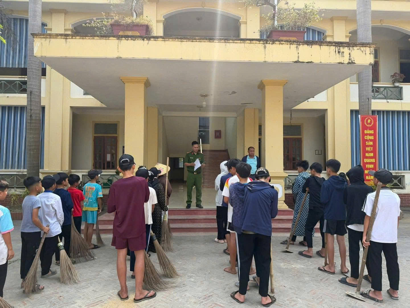 Công an xã Nhân Hòa tổ chức cho thanh thiếu niên “chưa ngoan” tham gia lao động công ích