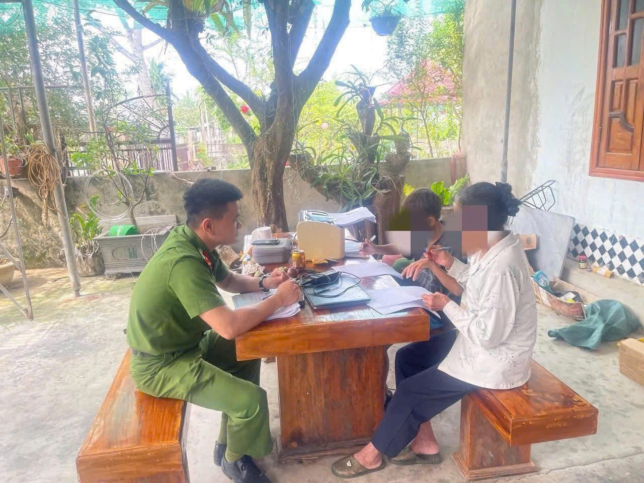 Công an xã Tam Hợp đến nhà gặp gỡ phụ huynh và thiếu niên có nguy cơ vi phạm pháp luật để tuyên truyền, vận động