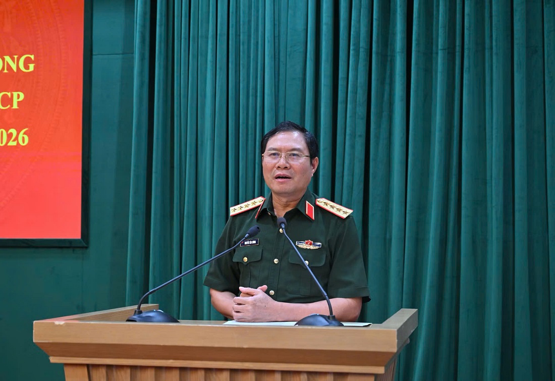 Đồng chí Đại tướng Nguyễn Tân Cương, Ủy viên Trung ương Đảng, Ủy viên Thường vụ Quân ủy Trung ương, Tổng Tham mưu trưởng Quân đội nhân dân Việt Nam, Thứ trưởng Bộ Quốc phòng phát biểu tại Hội nghị