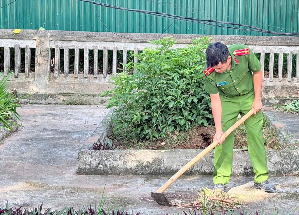Công an xã ra quân dọn dẹp vệ sinh, chỉnh trang khuôn viên Đài tưởng niệm các Anh hùng liệt sĩ
