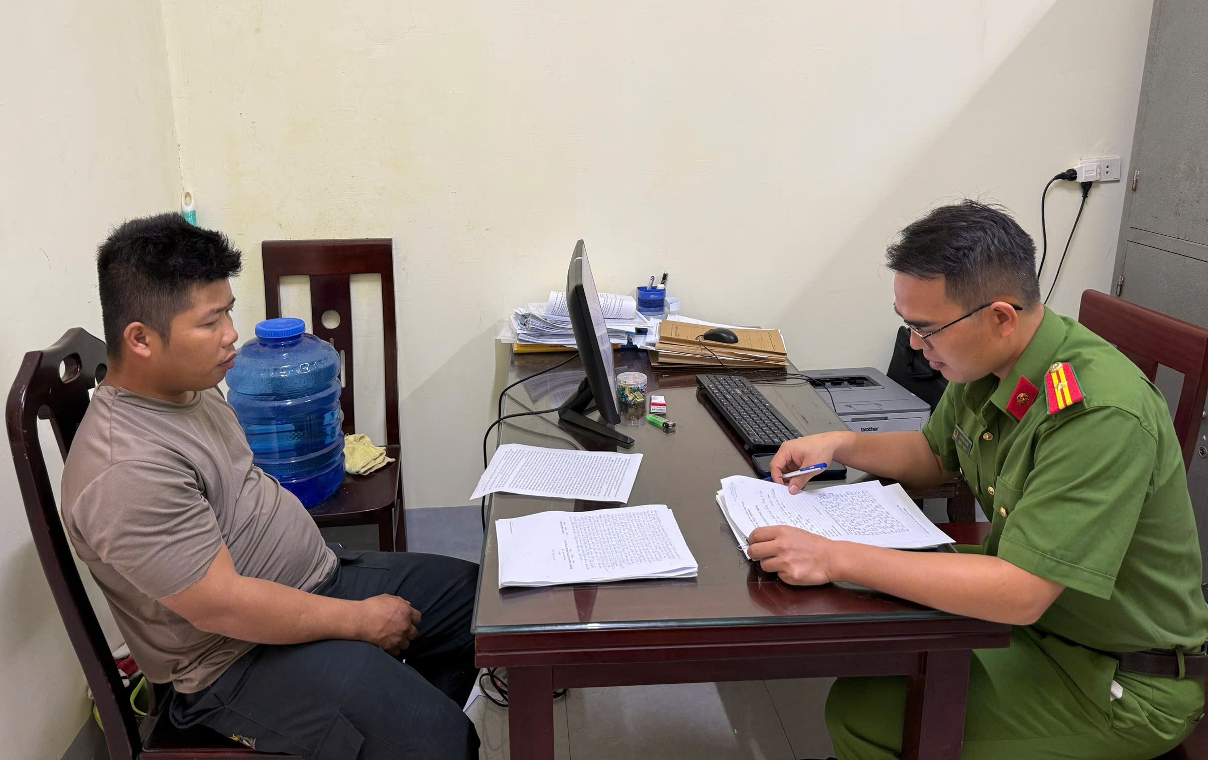 Công an xã làm việc với 02 đối tượng