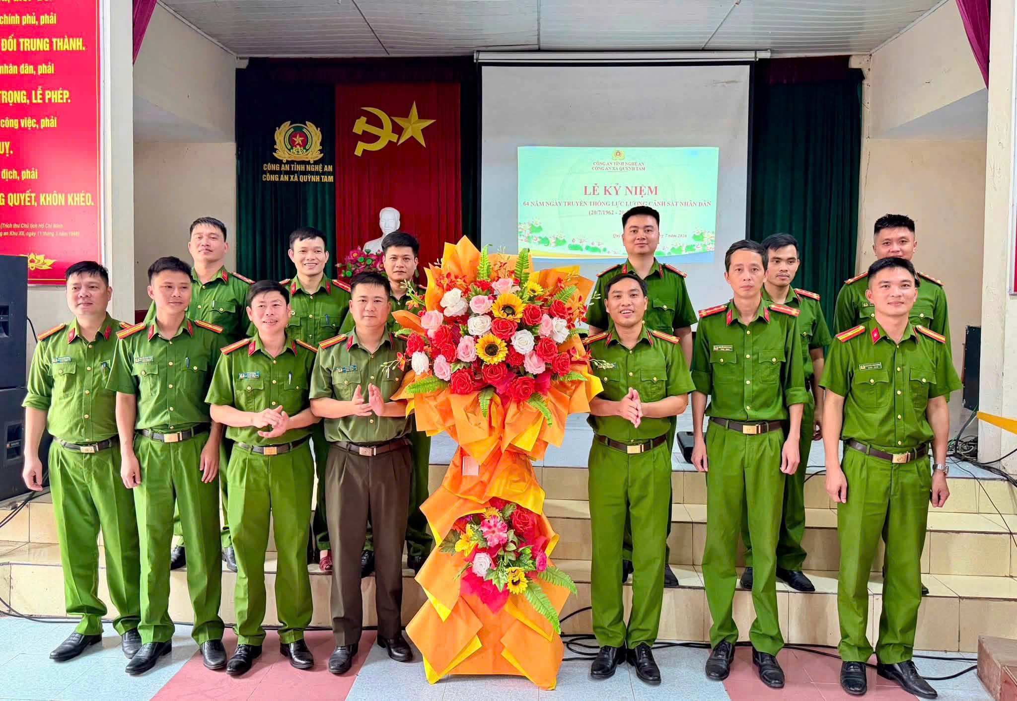 Công an xã đón nhận lẵng hoa chúc mừng