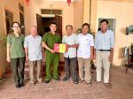 Công an xã Vạn An thăm hỏi, trao quà tặng thương, bệnh binh là Cựu Công an nhân dân