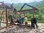 Công an xã Mường Típ hỗ trợ và giúp đỡ người dân di dời đến khu tái định cư