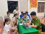Công an xã đến từng bản làng hỗ trợ người dân kích hoạt tài khoản định danh điện tử mức 2