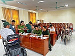 Công an phường Vinh Lộc hỗ trợ, hướng dẫn thủ tục hành chính cho thương, bệnh binh