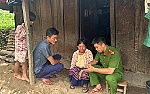 Công an xã Bắc Lý hỗ trợ người dân kích hoạt định danh điện tử