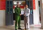 Công an xã Nậm Cắn hỗ trợ người dân tìm lại tài sản bị thất lạc