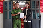 Nam thanh niên xã Nậm Cắn viết đơn tình nguyện tham gia nghĩa vụ Công an nhân dân