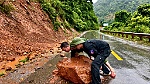 Công an xã Nậm Cắn kịp thời xử lý tảng đá lớn sạt xuống Quốc lộ 7