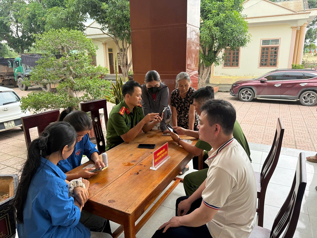 Công an xã Nam Đàn phối hợp hỗ trợ người dân kích hoạt tài khoản định danh điện tử