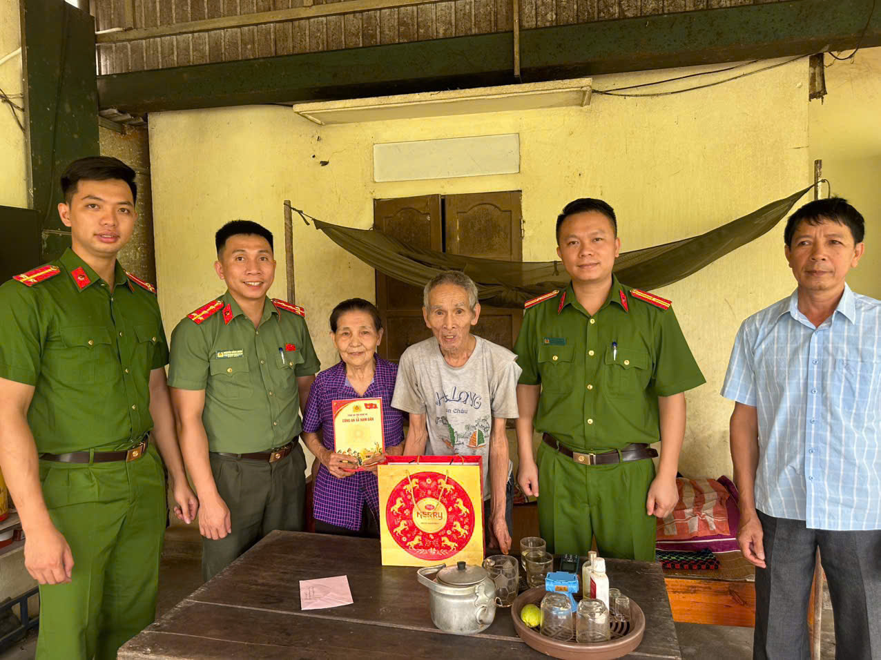 Công an xã Nam Đàn thăm hỏi, tặng quà nhân Ngày Thương binh - Liệt sĩ
