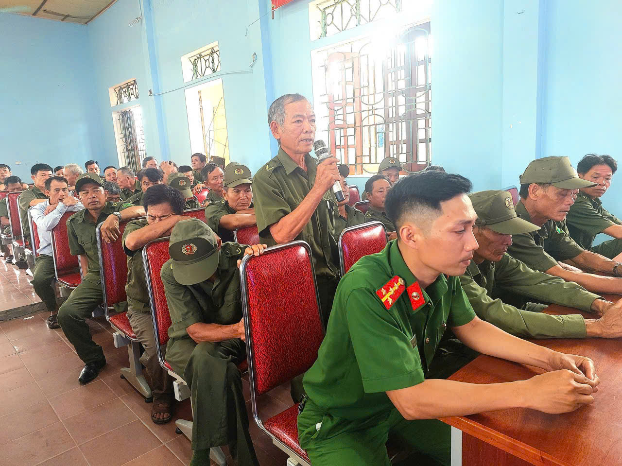 Đối thoại giữa đồng chí Trưởng Công an xã với lực lượng tham gia bảo vệ an ninh, trật tự ở cơ sở