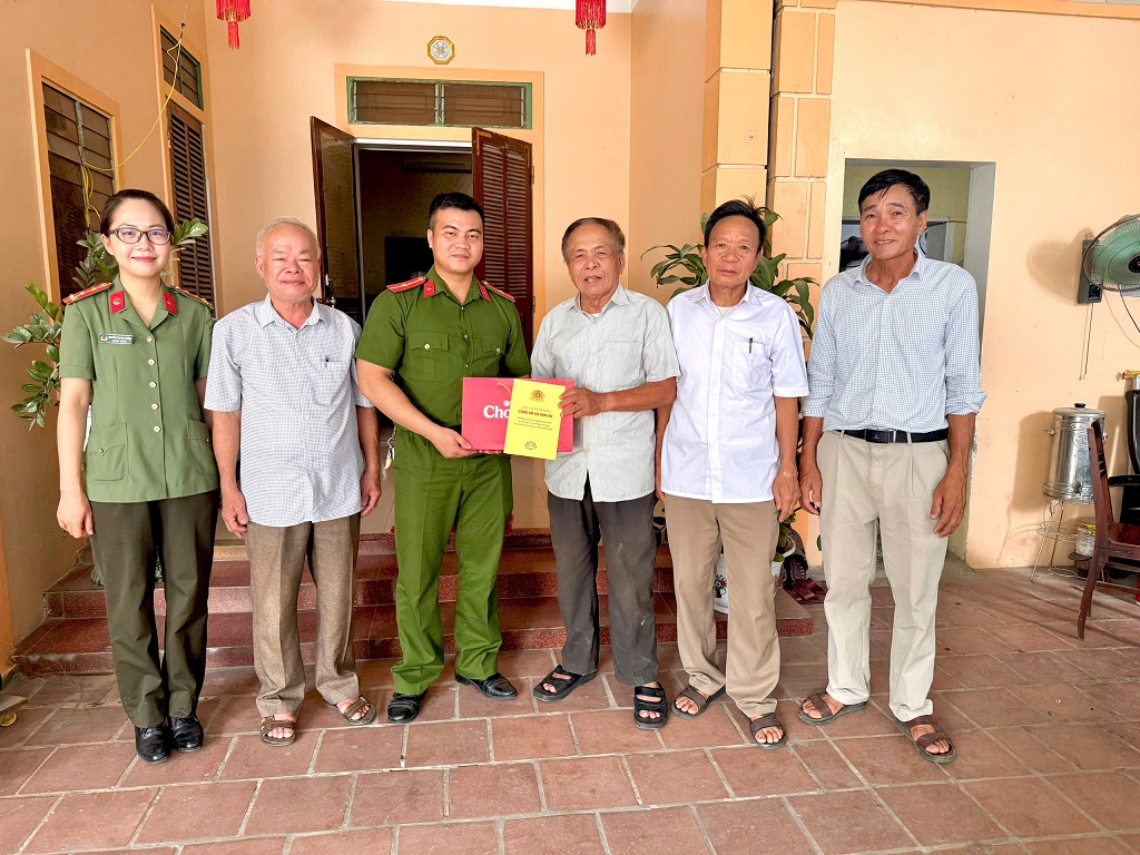 Công an xã Vạn An thăm hỏi, trao quà tặng thương, bệnh binh là Cựu Công an nhân dân
