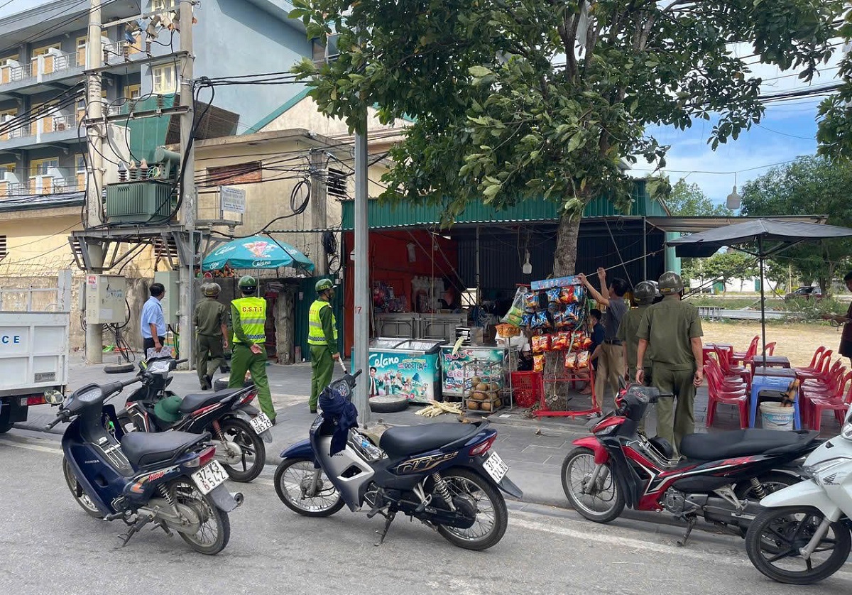 Công an phường Cửa Lò ra quân giải tỏa hành lang ATGT