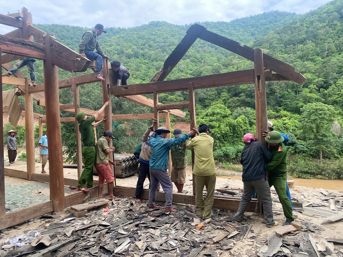 Công an xã Mường Típ hỗ trợ và giúp đỡ người dân di dời đến khu tái định cư