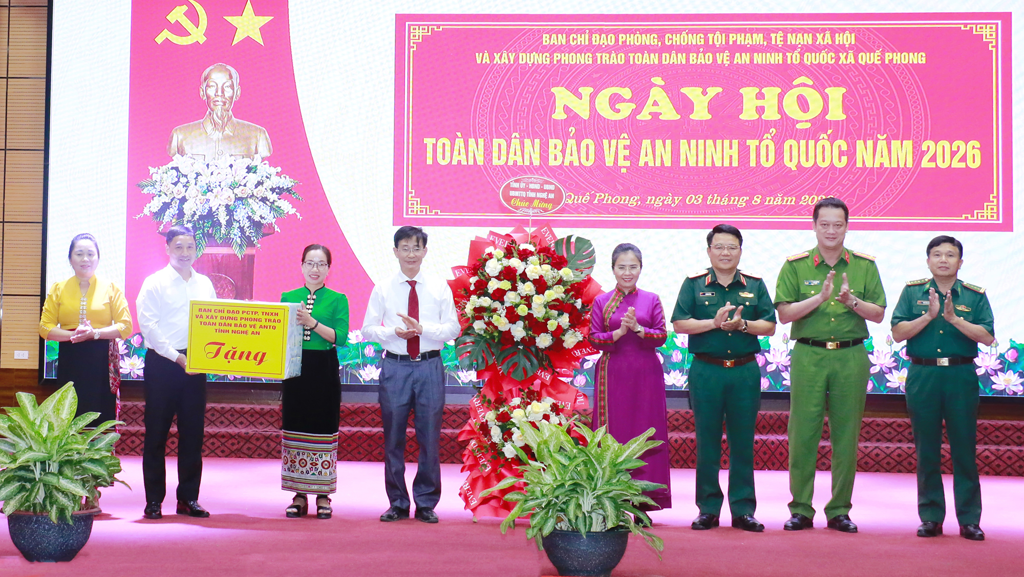 Đại tá Nguyễn Đức Cường chung vui Ngày hội Toàn dân bảo vệ an ninh Tổ quốc tại xã Quế Phong