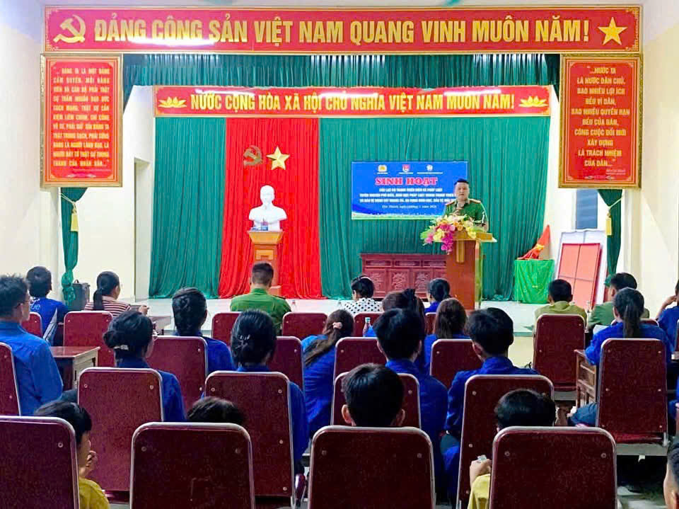 Công an xã Yên Thành tuyên truyền, phổ biến Luật trật tự an toàn giao thông cho học sinh