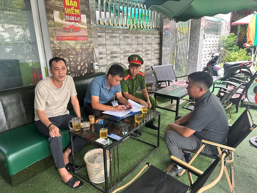 Công an phường Vinh Lộc phối hợp ra quân cao điểm giải tỏa vi phạm, lấn chiếm hành lang ATGT