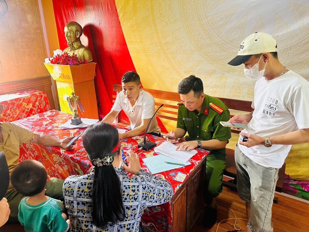 Công an xã Đại Huệ thành lập tổ lưu động hỗ trợ người dân kích hoạt tài khoản định danh điện tử mức 2