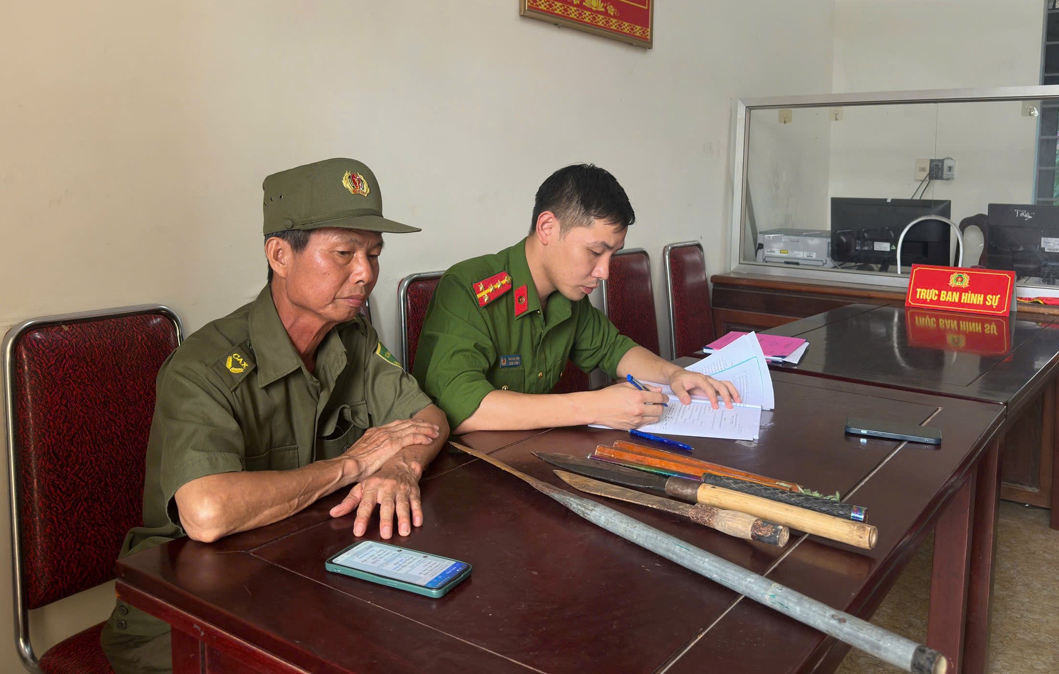 Công an xã Đại Huệ tuyên truyền, vận động người dân tự nguyện giao nộp vũ khí, vật liệu nổ, công cụ hỗ trợ
