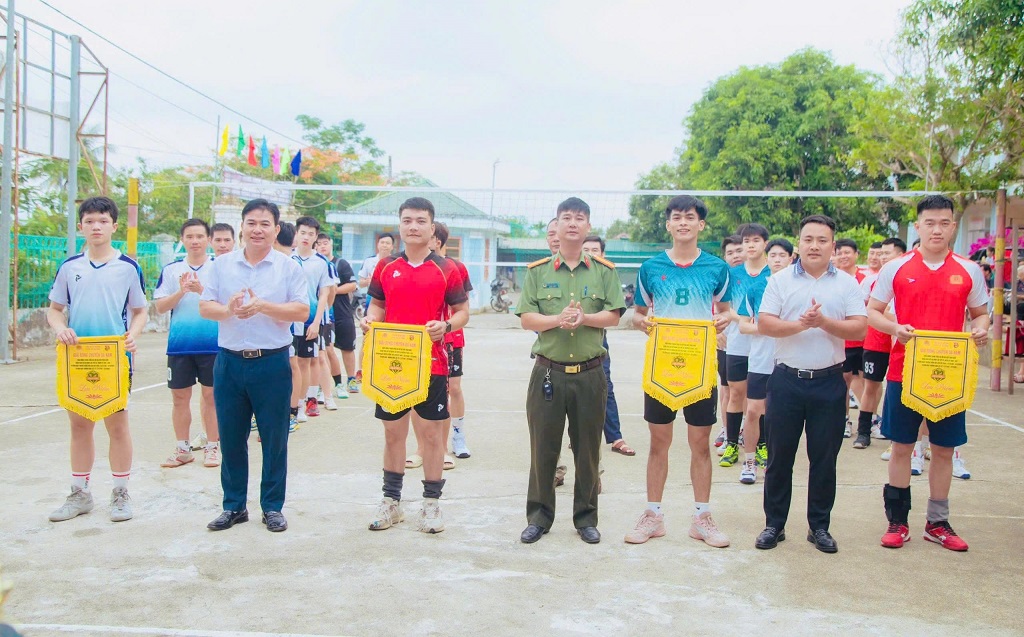 Sôi nổi Giải bóng chuyền chào mừng Đại hội Đoàn