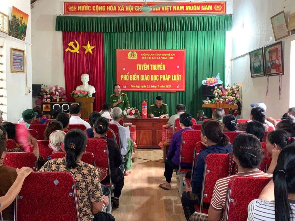 Công an xã Tam Hợp tổ chức tuyên truyền pháp luật