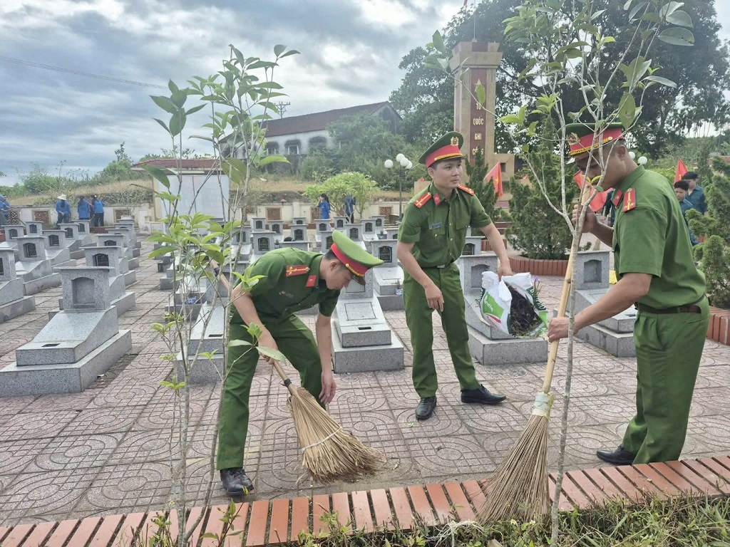 Công an xã Hạnh Lâm tham gia vệ sinh, chỉnh trang Nghĩa trang Liệt sĩ