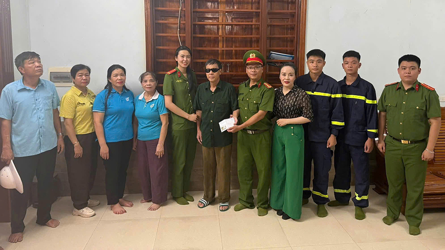 Thăm, tặng quà gia đình chính sách, người có công