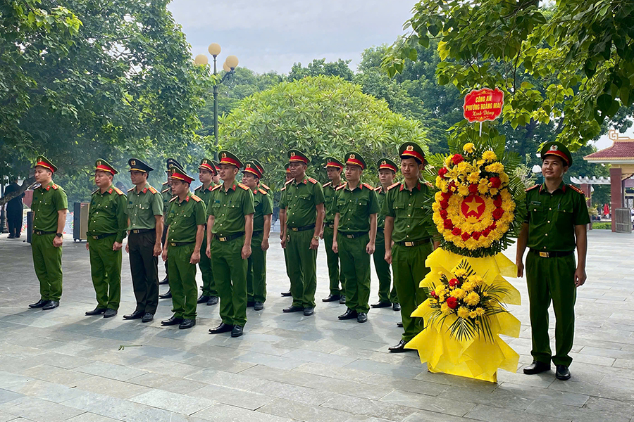 Dâng hoa, dâng hương tri ân các Anh hùng liệt sĩ