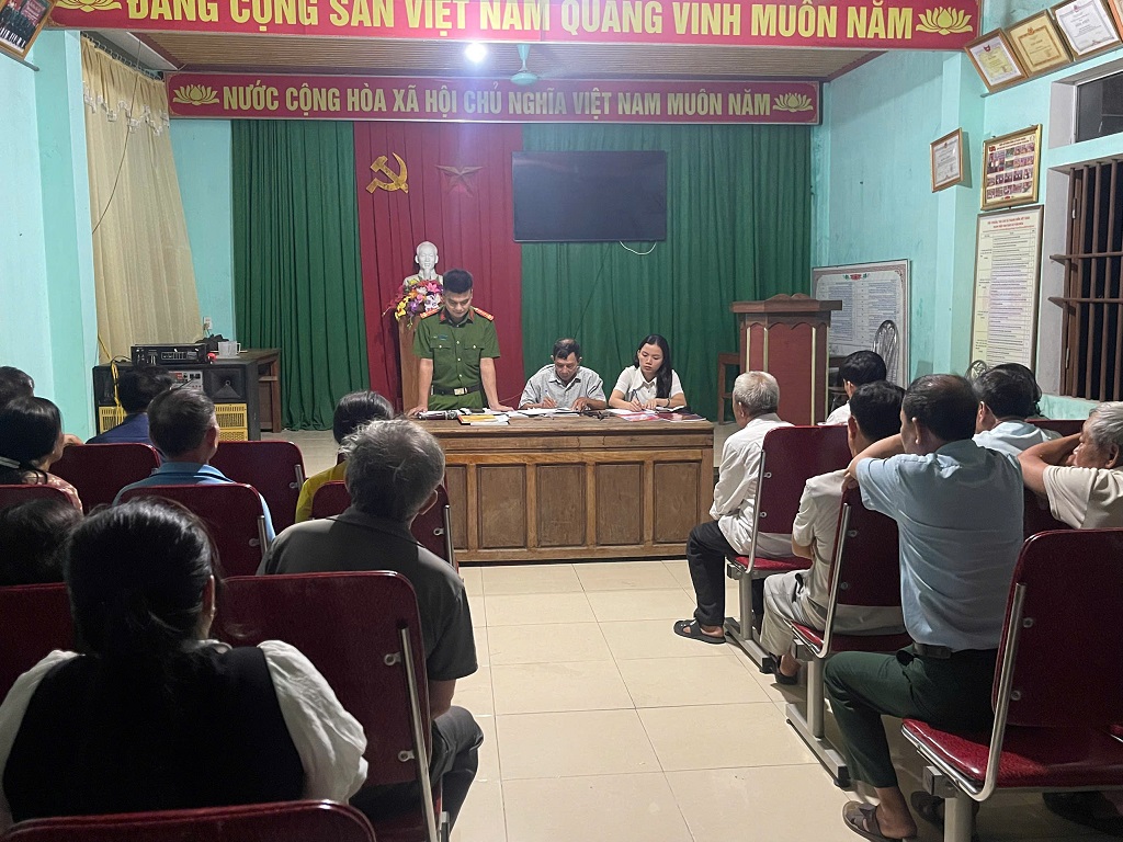 Công an xã Đại Huệ đưa công tác tuyên truyền pháp luật vào sinh hoạt chi bộ tại các xóm