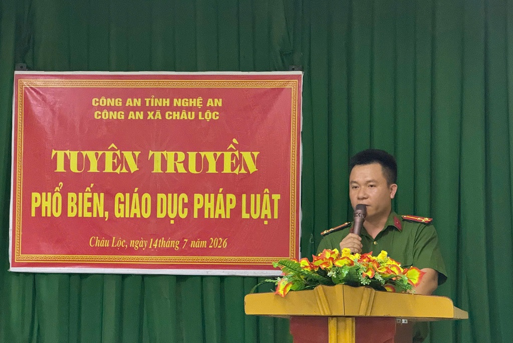 Công an xã Châu Lộc tuyên truyền pháp luật cho người dân