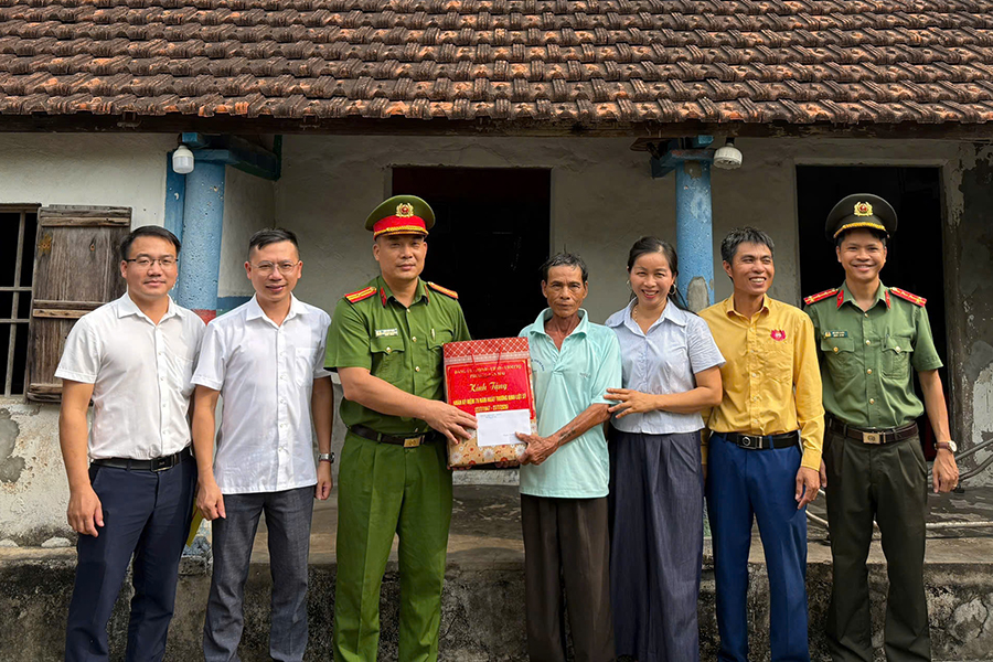 Thăm, tặng quà thương binh, gia đình liệt sĩ và người có công