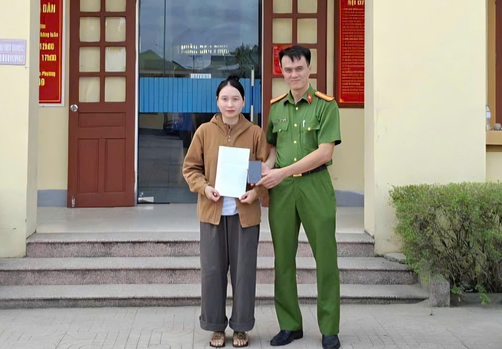 Công an phường Vinh Hưng hỗ trợ người dân nhận lại tiền chuyển nhầm