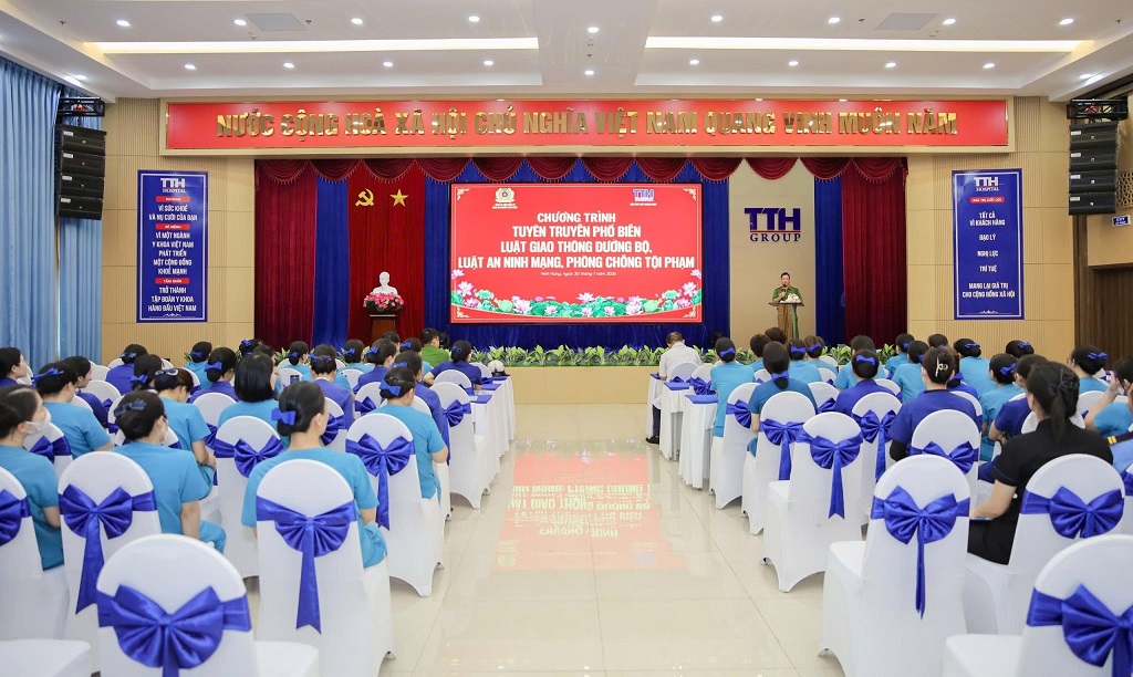 Công an phường Vinh Hưng tuyên truyền pháp luật tại Bệnh viện Y học cổ truyền Nguyên Phúc