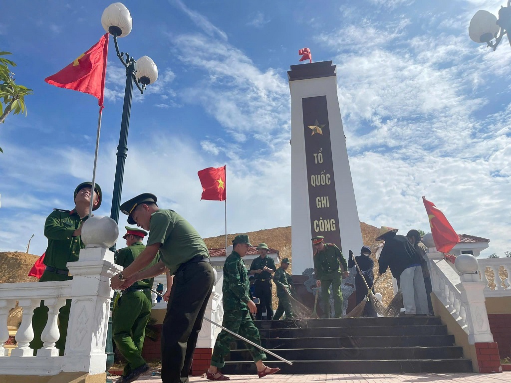 Công an xã Sơn Lâm vệ sinh, chỉnh trang Nghĩa trang Liệt sĩ