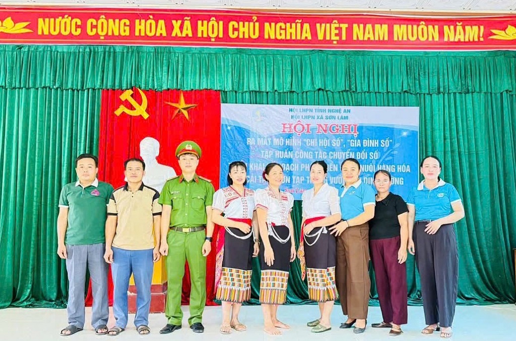 Công an xã Sơn Lâm phối hợp tuyên truyền, hướng dẫn người dân ứng dụng công nghệ số