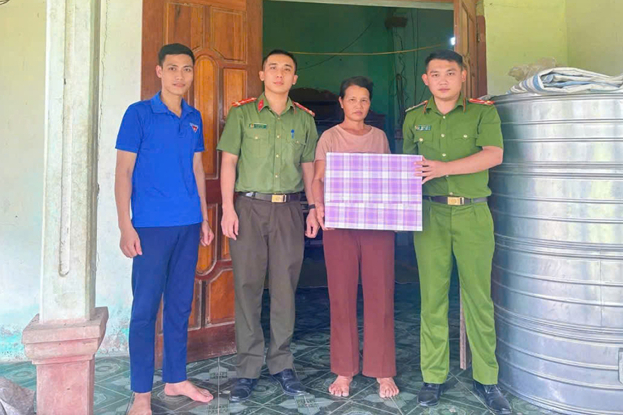 Thăm hỏi, tặng quà tri ân nhân kỷ niệm 79 năm Ngày Thương binh - Liệt sĩ