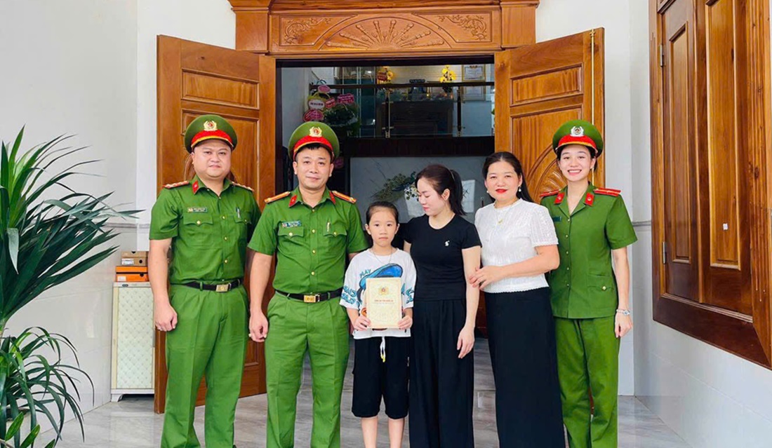 Công an xã Quỳ Châu thăm hỏi gia đình liệt sĩ