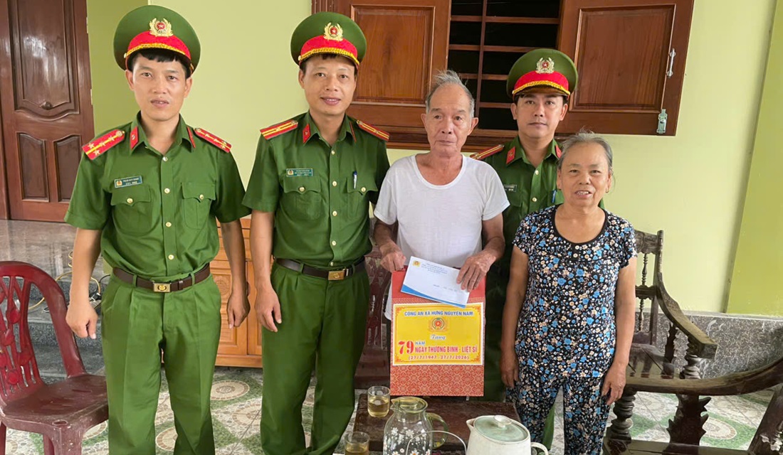 Công an xã Hưng Nguyên Nam thăm hỏi, trao quà tặng gia đình chính sách