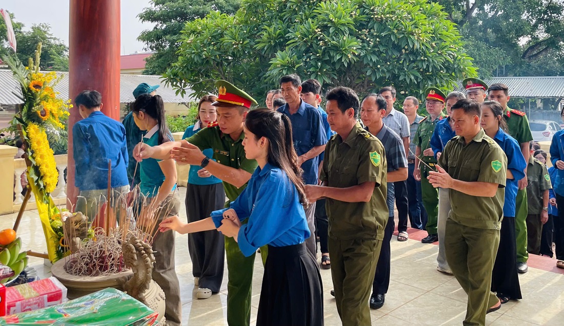Công an xã Nghĩa Khánh dâng hương, dâng hoa tại địa chỉ đỏ