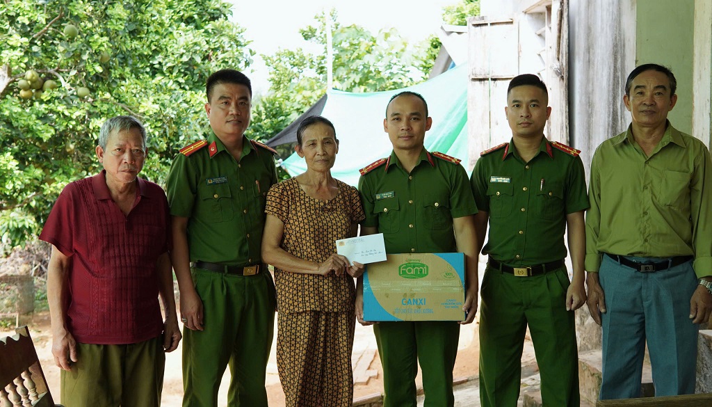 Công an phường Tây Hiếu tri ân các Anh hùng liệt sĩ