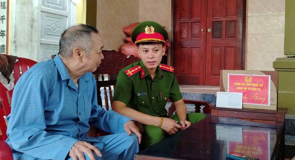 Công an xã Vân Tụ thăm hỏi, trao quà tặng thương binh, bệnh binh