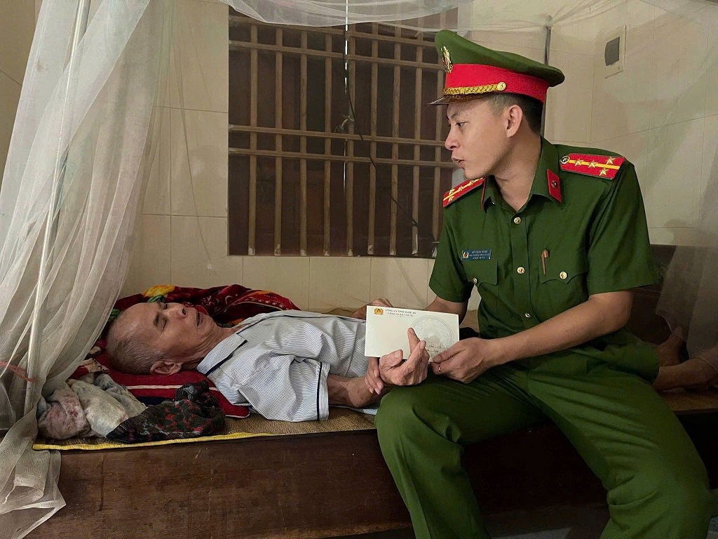 Công an xã Vân Tụ thăm hỏi, tặng quà nhân Ngày Thương binh - Liệt sĩ